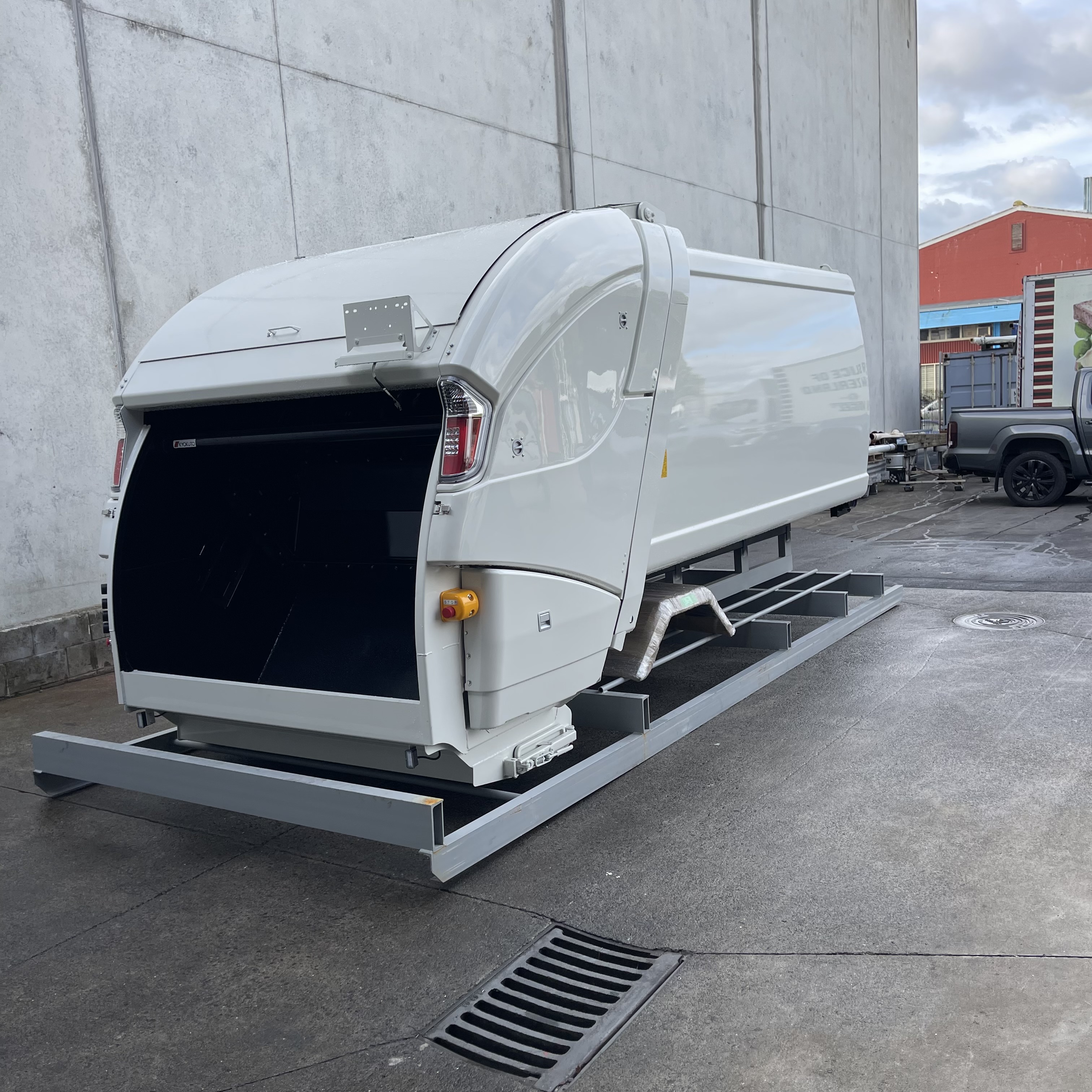 GB102-240 Kyokuto Refuse Compactor